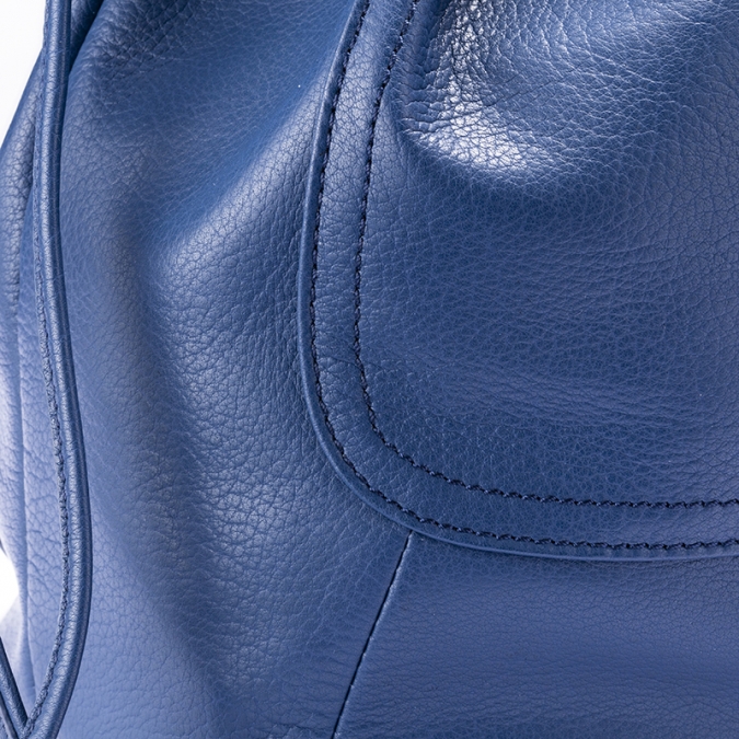 tote bag in pelle di alta qualità molto morbida di colore blu con logo 